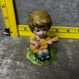 Vintage ARDCO Ceramic Figurine Boy Playing Guitar CT-3048 Simon Sez Auctions