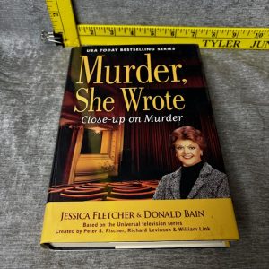 Close-Up on Murder (Large Print Edition) by Jessica Fletcher; Donald Bain Simon Sez Auctions Tyler TX